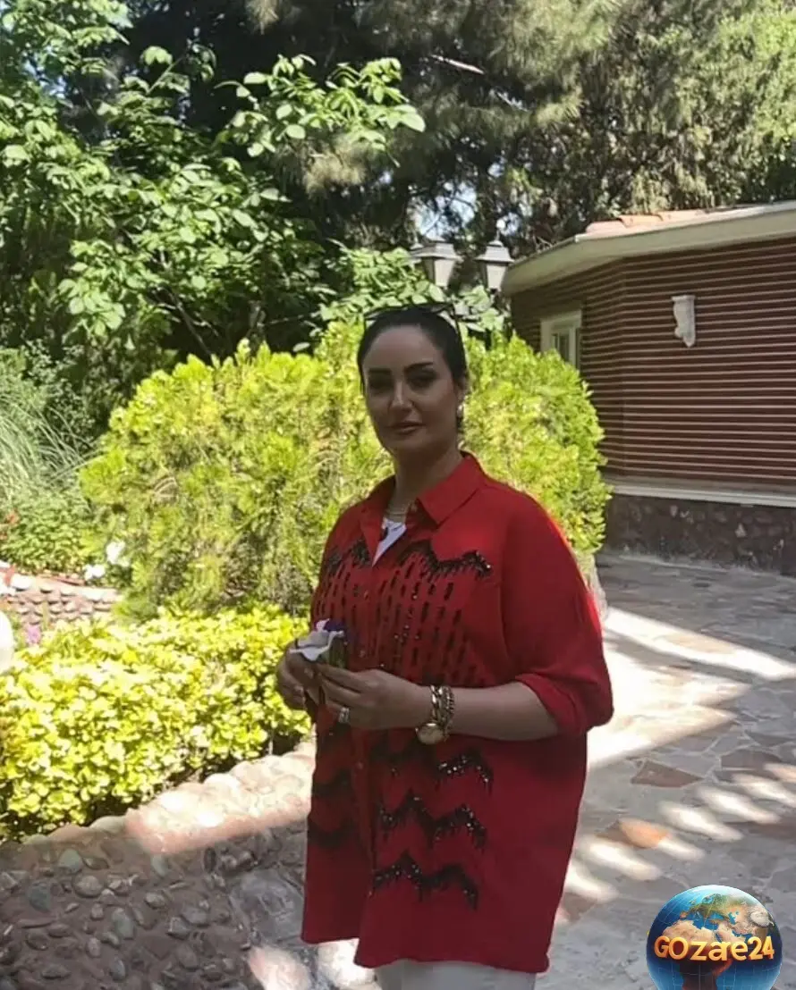  آیسل کاپلان در حیاط خانه اش 