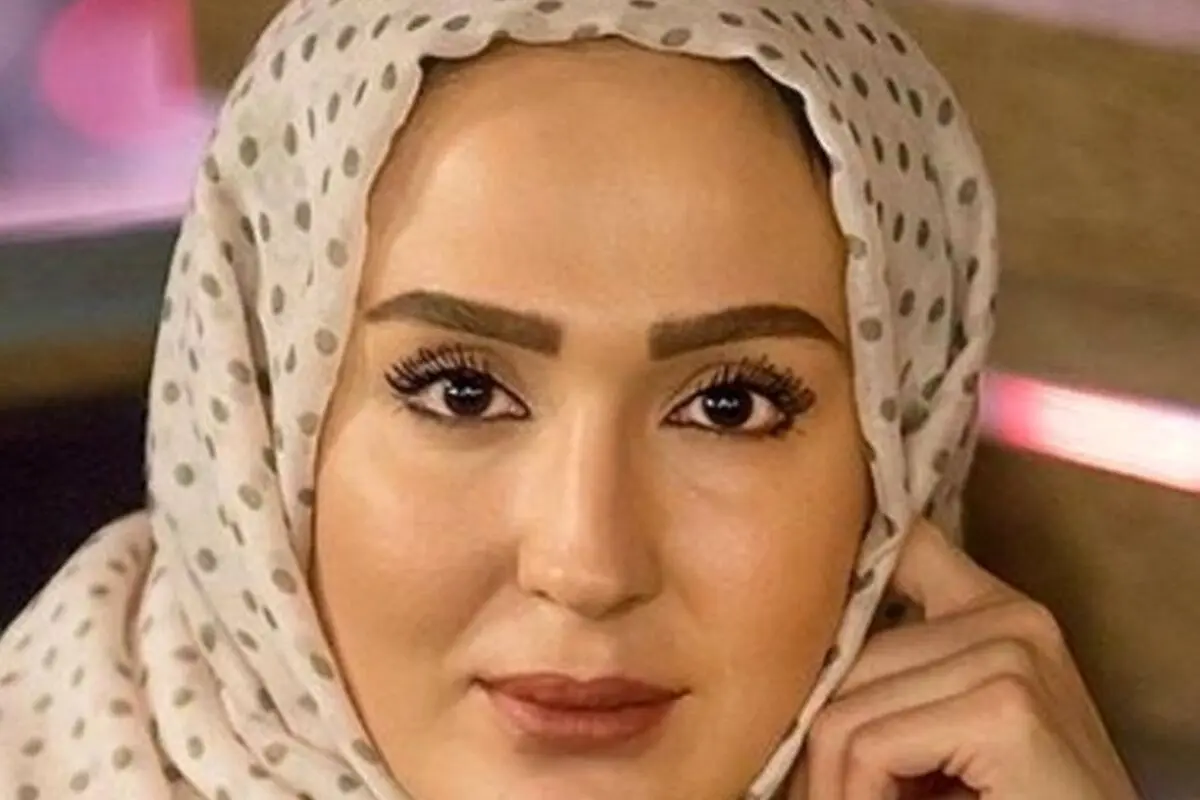 مانتوی مزونی زهره فکور صبور با سنگ‌دوزی طلایی؛ استایلی لوکس و منحصر به فرد برای مهمانی‌ها