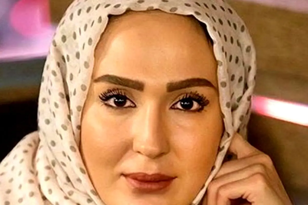 مانتوی مزونی زهره فکور صبور با سنگ‌دوزی طلایی؛ استایلی لوکس و منحصر به فرد برای مهمانی‌ها