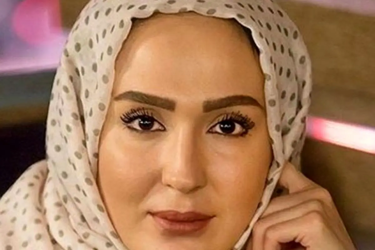 مانتوی مزونی زهره فکور صبور با سنگدوزی طلایی؛ استایلی لوکس و منحصر به فرد برای مهمانیها