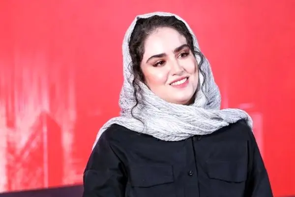 چشم‌انداز جدید هانیه غلامی در کافه‌ای دنج با ژست جذاب و شعر شمس
