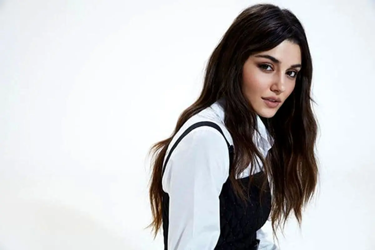 سلفی بدون آرایش هانده ارچل در ماشین: زیبایی طبیعی ستاره ترکیه‌ای در کنار چهره واقعی و جذابیت‌های او