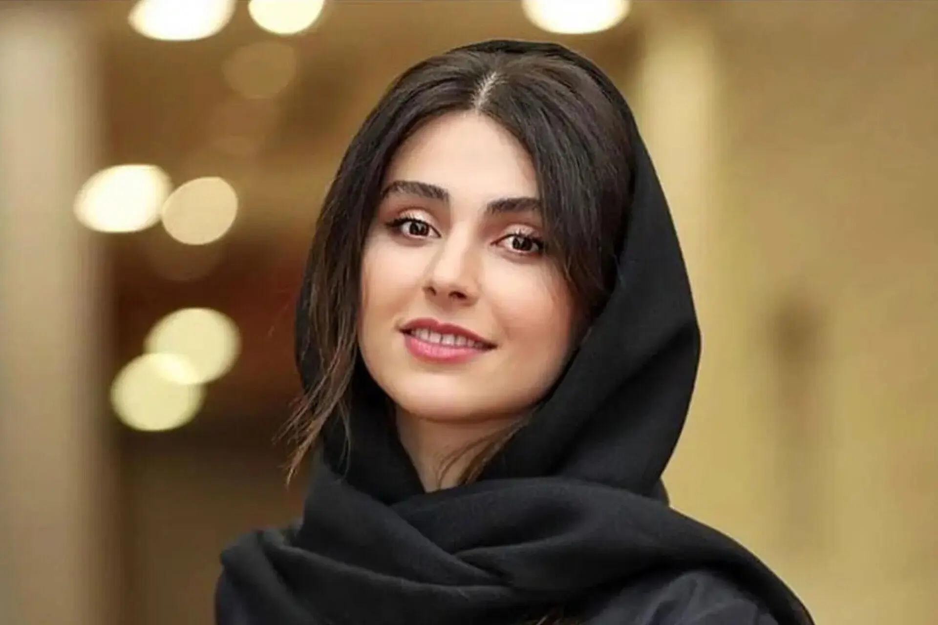 عکس‌های جدید لاله مرزبان در نقش آبان با استایل و میکاپ متفاوت | تصاویر جذاب و دیده‌نشده از بازیگر جوان سریال «آبان»