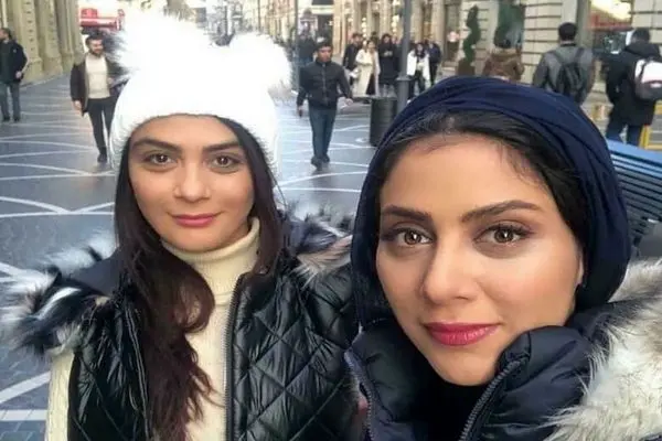 تصاویر استایل شیک مونا و مارال فرجاد در بارسلونا؛ خواهران بازیگر در سفر تابستانی با لباس‌های مدرن و جذاب