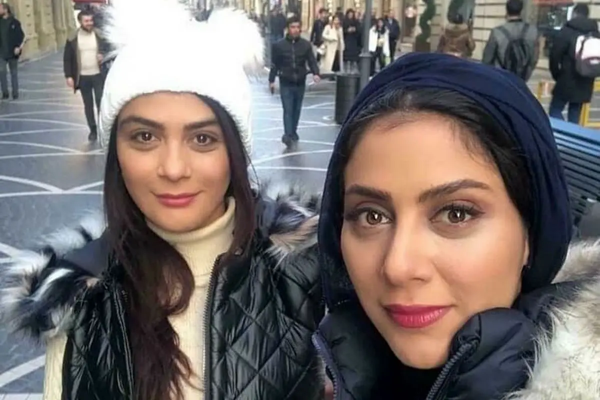 تصاویر استایل شیک مونا و مارال فرجاد در بارسلونا؛ خواهران بازیگر در سفر تابستانی با لباسهای مدرن و جذاب
