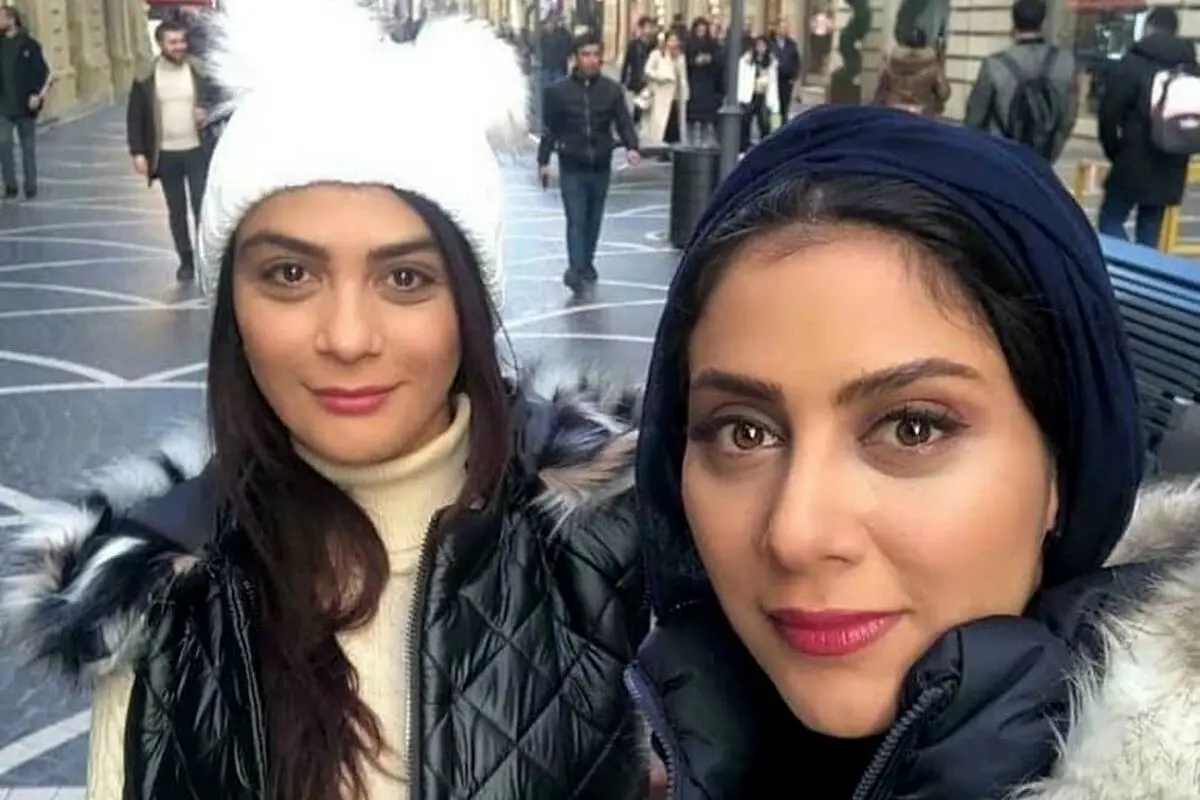 تصاویر استایل شیک مونا و مارال فرجاد در بارسلونا؛ خواهران بازیگر در سفر تابستانی با لباس‌های مدرن و جذاب