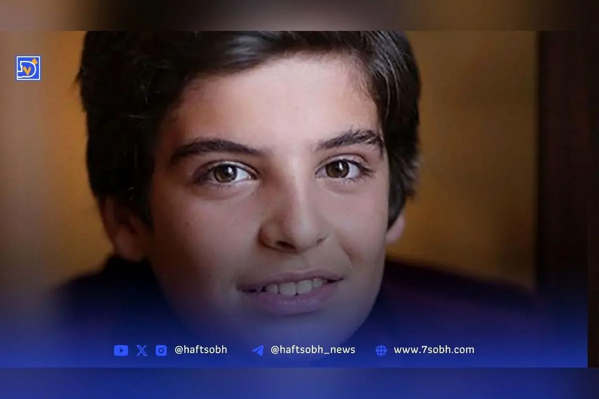 تصاویر جالب از پدر و مادر باکلاس مانی رحمانی، بازیگر «بچه مهندس» در کنار خانواده در فضای مجازی