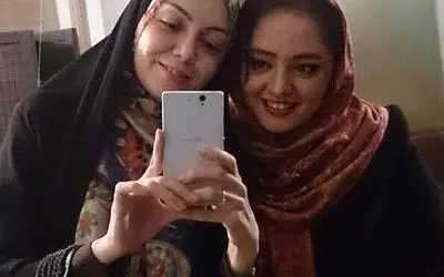 تصاویر جالب و بامزه نرگس محمدی و آزاده نامداری در رستوران هندی + استایل‌های خاص و خنده‌دارشان