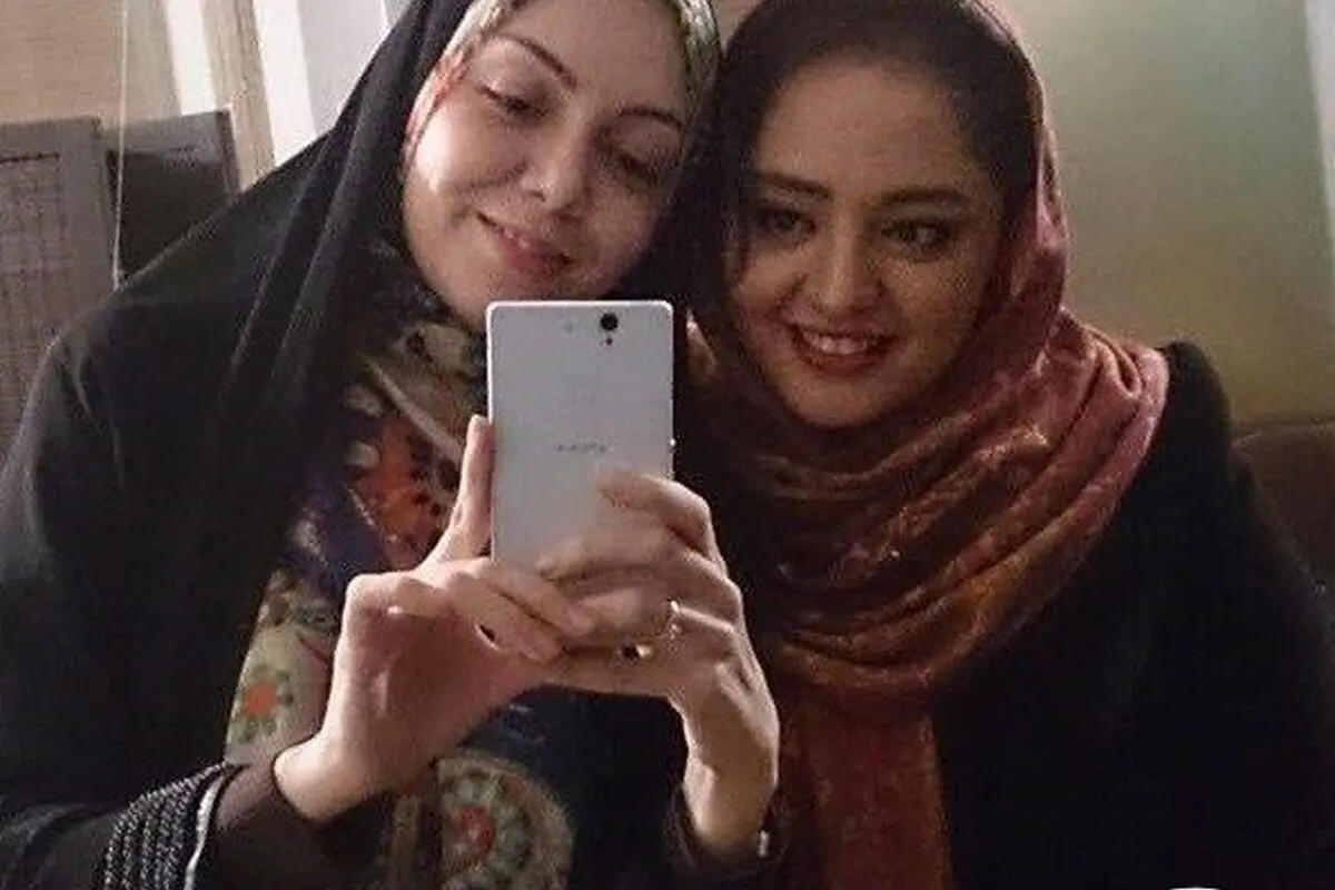 تصاویر جالب و بامزه نرگس محمدی و آزاده نامداری در رستوران هندی + استایل‌های خاص و خنده‌دارشان