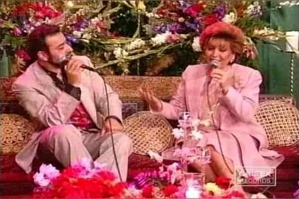 میز و صندلی خانم مهستی با خاطره‌ای فراموش‌نشدنی در خانه‌ای پر از هنر و نوستالژی