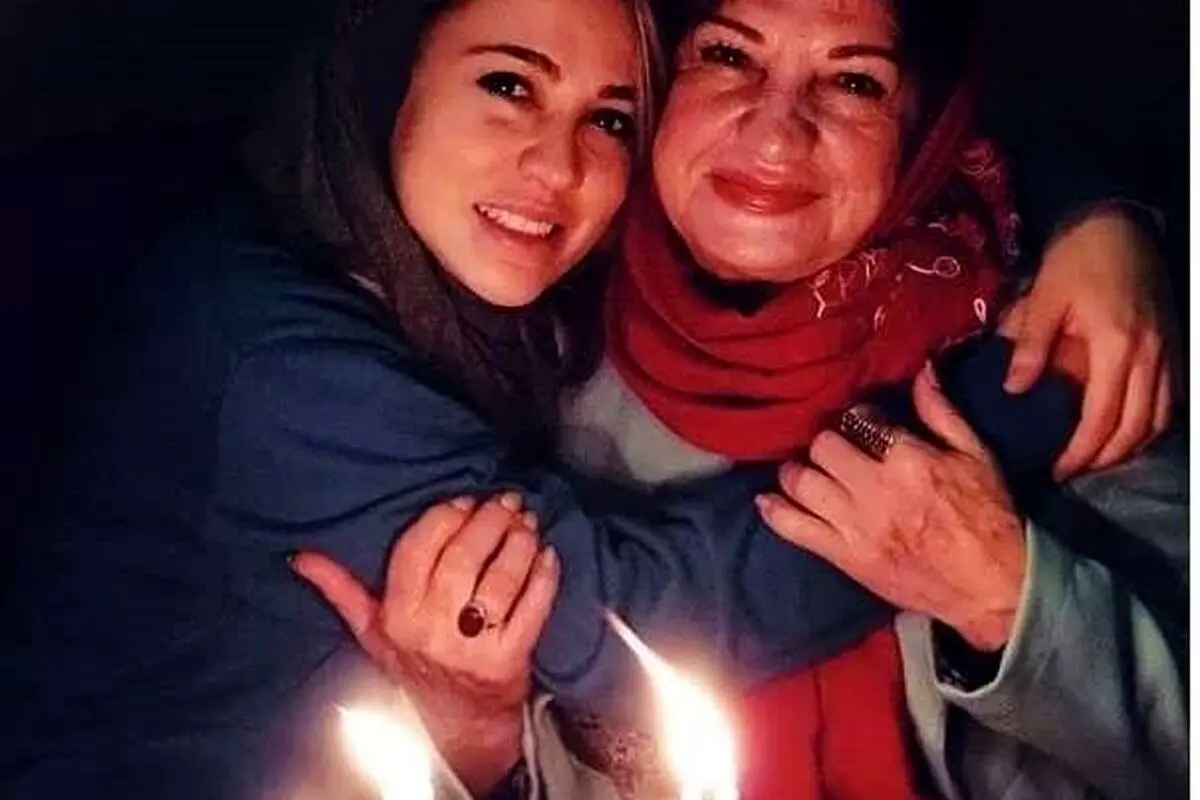 عکس و جزئیات جشن تولد ساده ناهید مسلمی و سورپرایز دخترش برای مادر مهربون + کیک و دسته گل رز زیبا