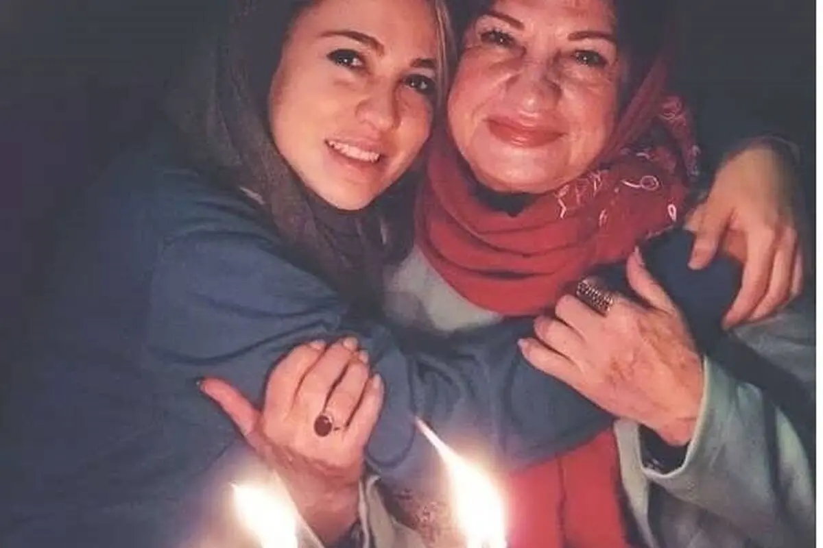 عکس و جزئیات جشن تولد ساده ناهید مسلمی و سورپرایز دخترش برای مادر مهربون + کیک و دسته گل رز زیبا
