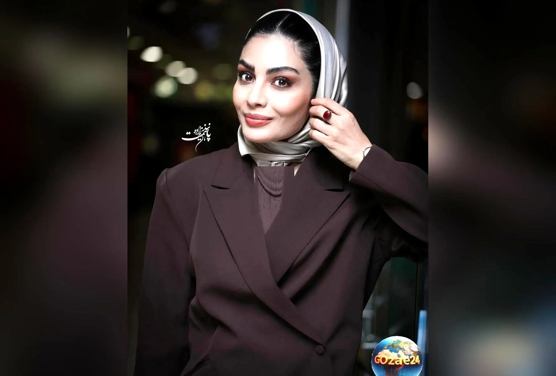 عکس‌های جذاب صحرا اسداللهی در کنار گل‌های نیلوفر و خانه‌های چوبی، ترکیب طبیعت، معماری و استایل شیک