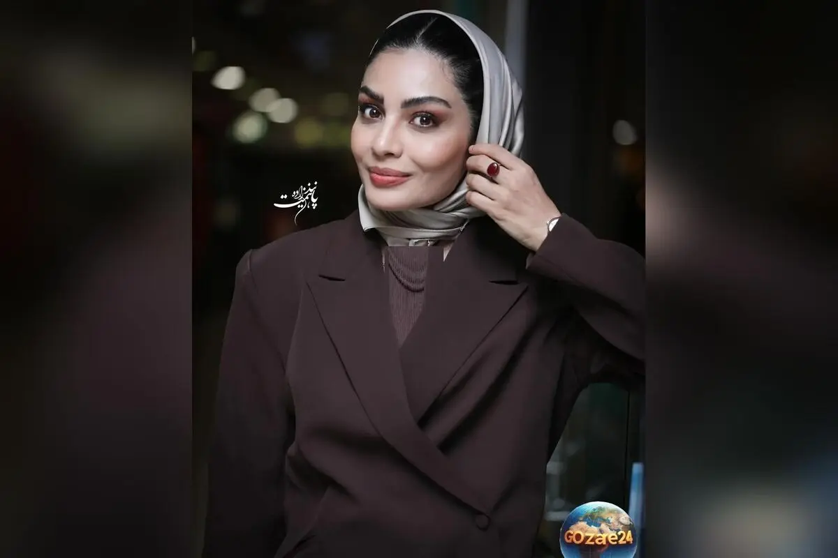 عکس‌های جذاب صحرا اسداللهی در کنار گل‌های نیلوفر و خانه‌های چوبی، ترکیب طبیعت، معماری و استایل شیک