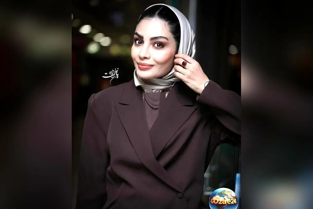 عکس‌های جذاب صحرا اسداللهی در کنار گل‌های نیلوفر و خانه‌های چوبی، ترکیب طبیعت، معماری و استایل شیک