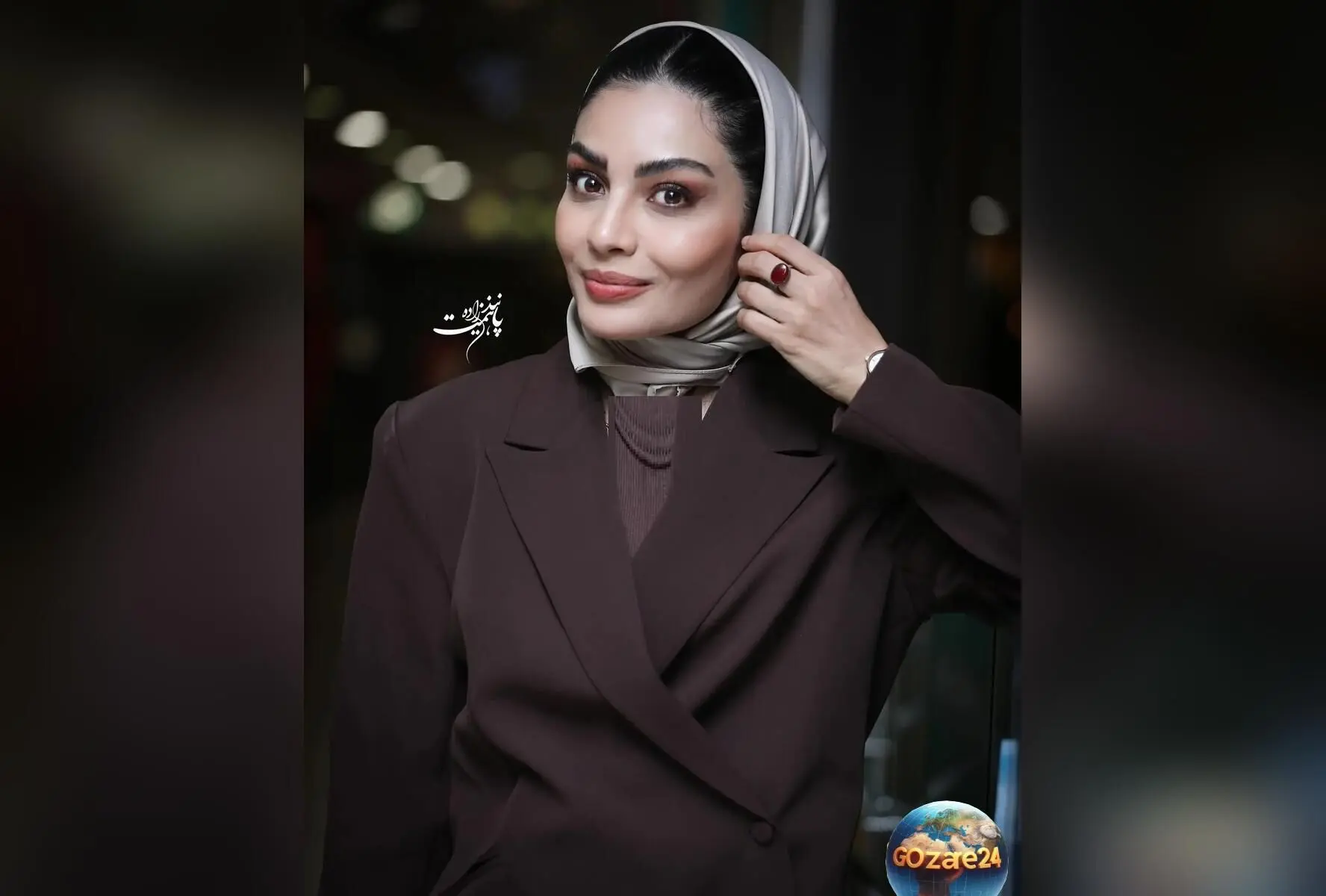 عکس‌های جذاب صحرا اسداللهی در کنار گل‌های نیلوفر و خانه‌های چوبی، ترکیب طبیعت، معماری و استایل شیک