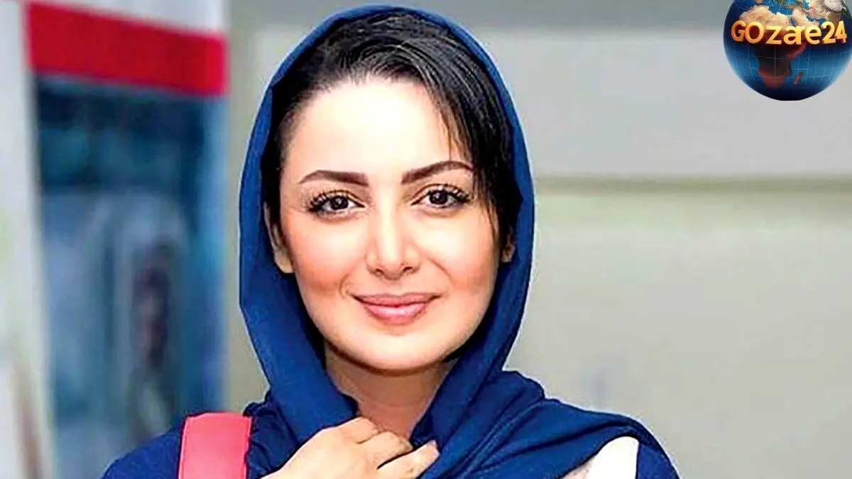 عکس و نوشته معنوی روی مانتوی شیلا خداداد با نقوش شعر فارسی و طرح‌های ایرانی در امارات