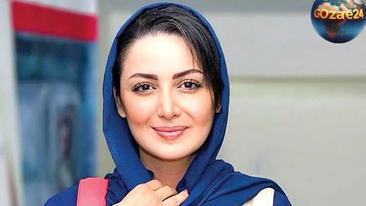 عکس و نوشته معنوی روی مانتوی شیلا خداداد با نقوش شعر فارسی و طرح‌های ایرانی در امارات