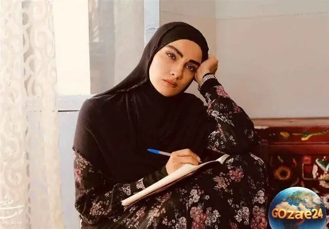 حجاب زیبا و هنر دست‌ساز محیا دهقانی بازیگر سریال نجلا با شال بندری باتیک و دست‌ساز