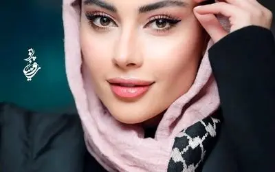 ترلان پروانه با مانتو مزونی خاص و رنگ آبی روشن؛ استایلی جوان‌پسند و متفاوت