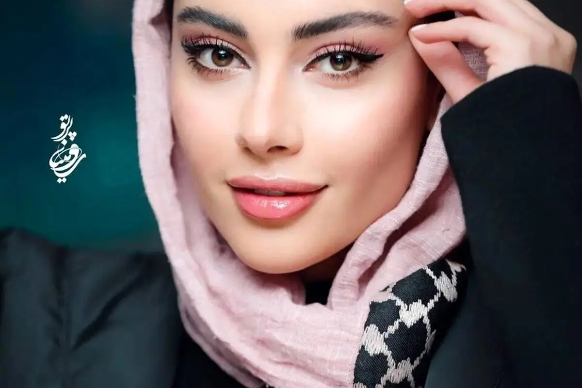ترلان پروانه با مانتو مزونی خاص و رنگ آبی روشن؛ استایلی جوانپسند و متفاوت