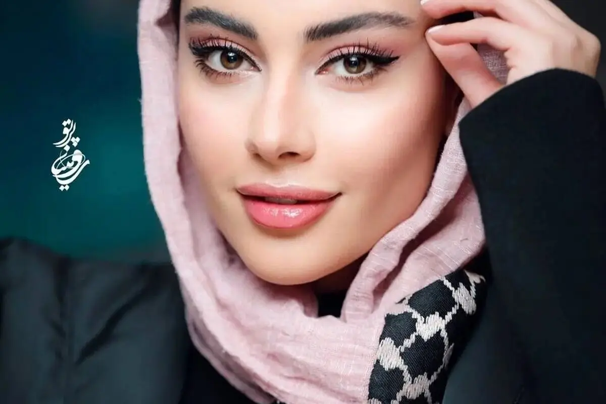 ترلان پروانه با مانتو مزونی خاص و رنگ آبی روشن؛ استایلی جوان‌پسند و متفاوت