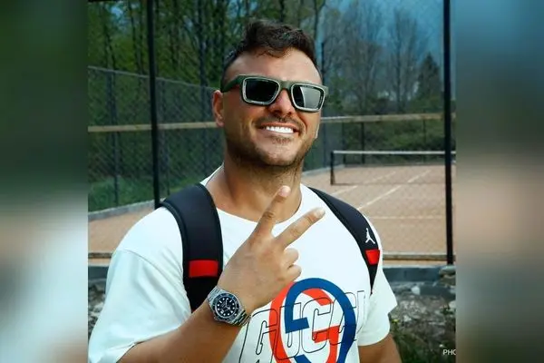 رونمایی آرمین 2afm از اتاق خواب مدرن و مینیمال با کاغذ دیواری طوسی و کمد شیشه‌ای