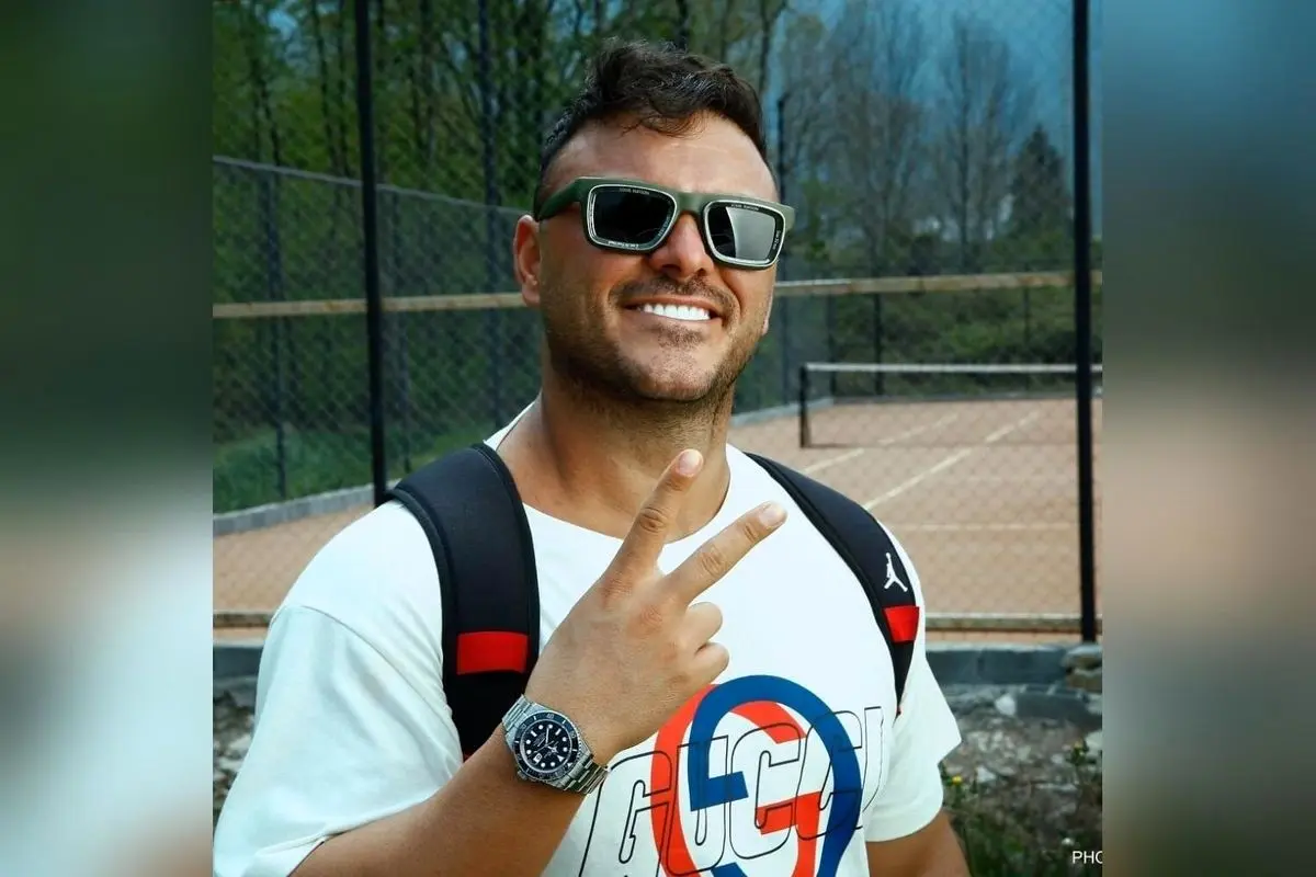 رونمایی آرمین 2afm از اتاق خواب مدرن و مینیمال با کاغذ دیواری طوسی و کمد شیشه‌ای