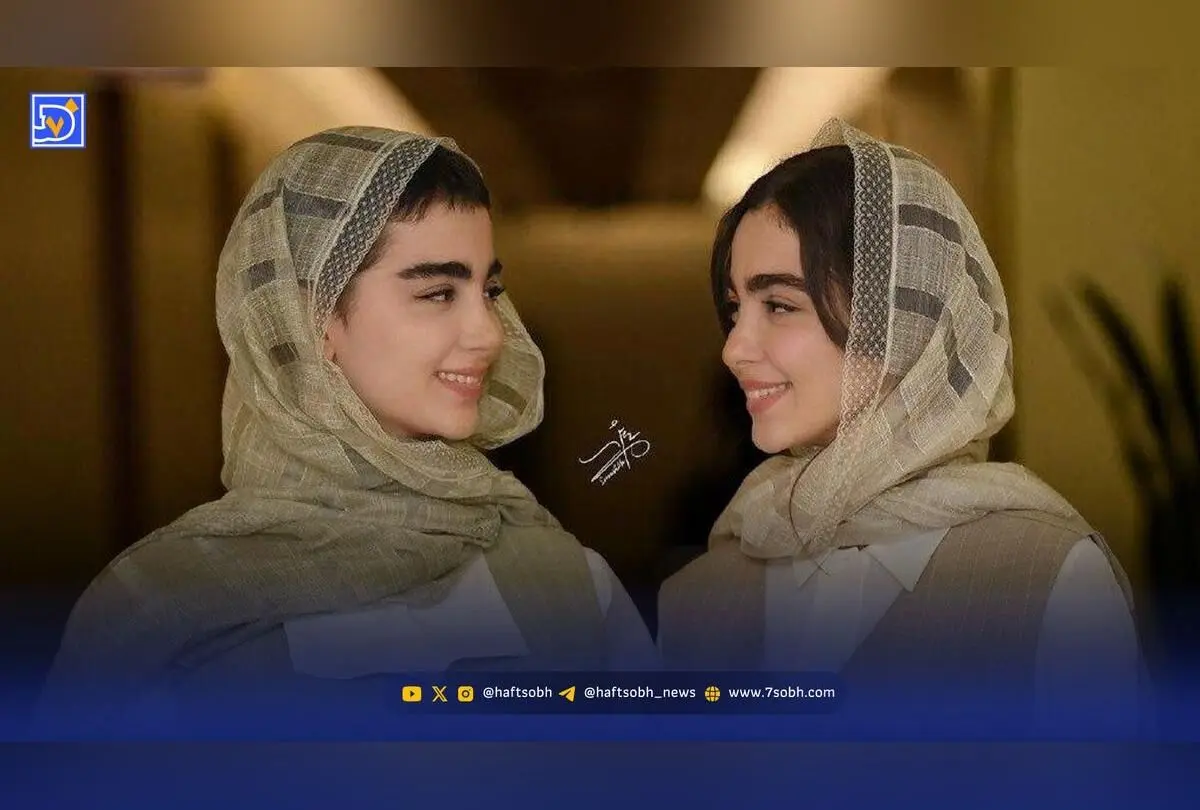 عکس صمیمی نیکا و نفس بازغی با دسته گل در پشت صحنه نمایش «زنبورهای حوالی آزادی»