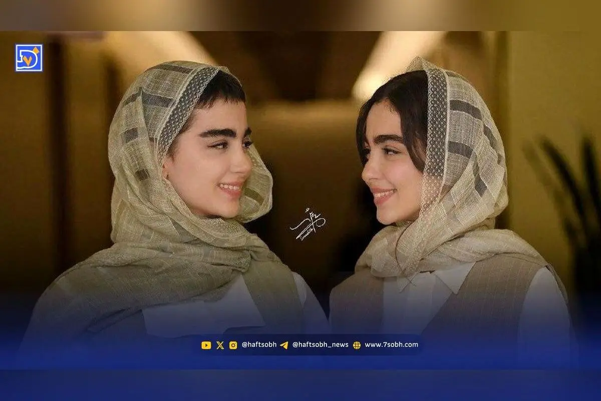 عکس صمیمی نیکا و نفس بازغی با دسته گل در پشت صحنه نمایش «زنبورهای حوالی آزادی»