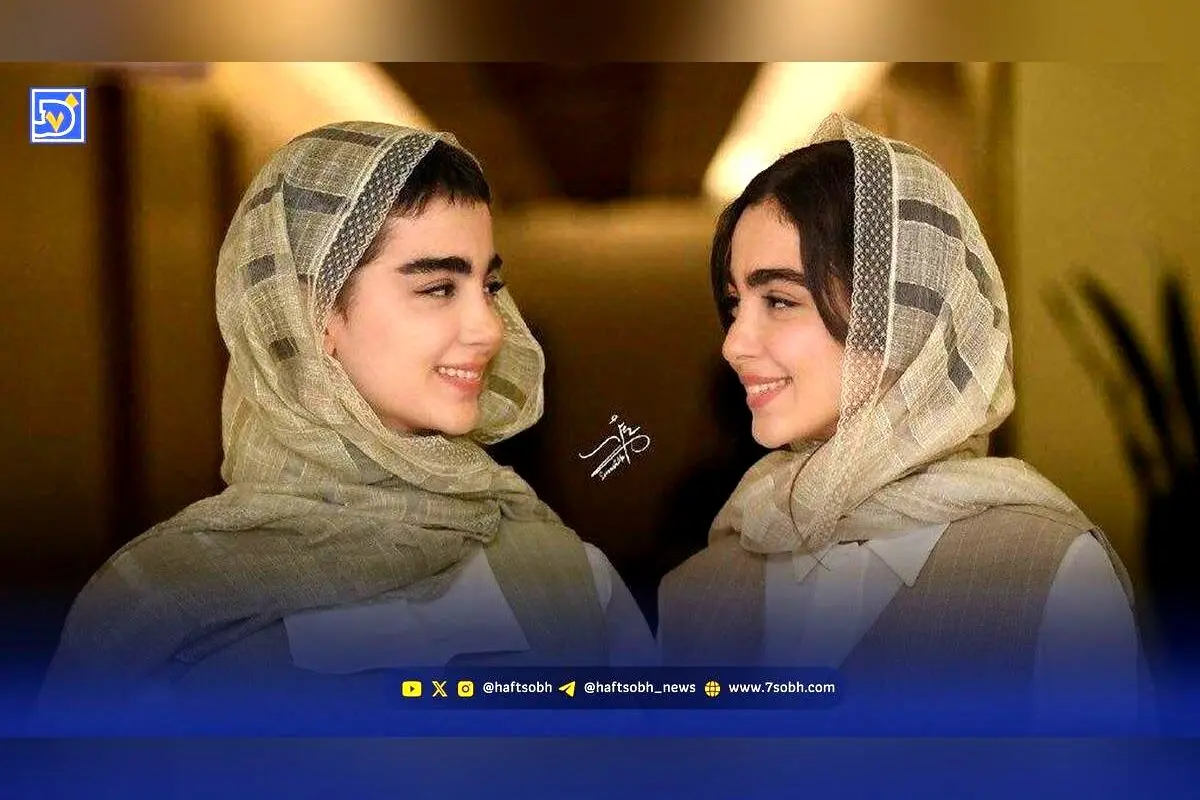 عکس صمیمی نیکا و نفس بازغی با دسته گل در پشت صحنه نمایش «زنبورهای حوالی آزادی»
