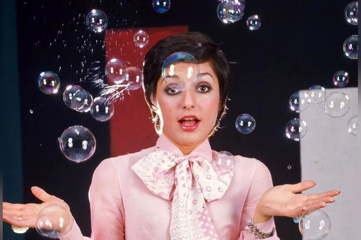 تصویر قدیمی و خاطره‌انگیز از اتاق خواب کودکی گوگوش با مجموعه عروسک‌های کلاسیک