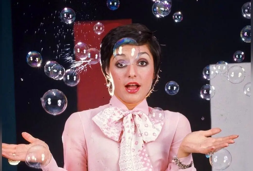 تصویر قدیمی و خاطره‌انگیز از اتاق خواب کودکی گوگوش با مجموعه عروسک‌های کلاسیک