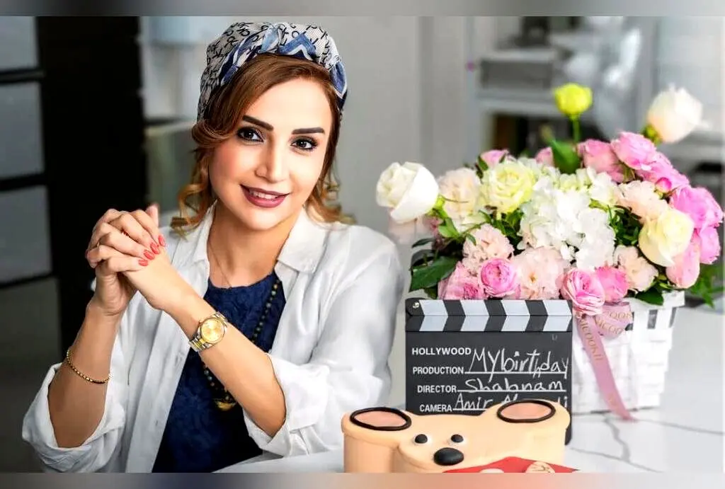 شبنم قلی‌خانی در دبی با دکوراسیون کریسمس و تلفن قدیمی، لحظاتی متفاوت را تجربه می‌کند