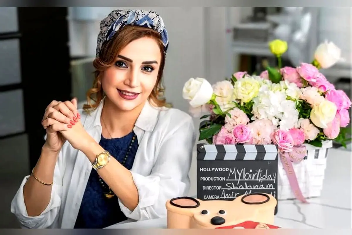 شبنم قلی‌خانی در دبی با دکوراسیون کریسمس و تلفن قدیمی، لحظاتی متفاوت را تجربه می‌کند