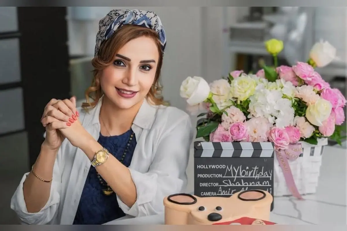 شبنم قلی‌خانی در دبی با دکوراسیون کریسمس و تلفن قدیمی، لحظاتی متفاوت را تجربه می‌کند