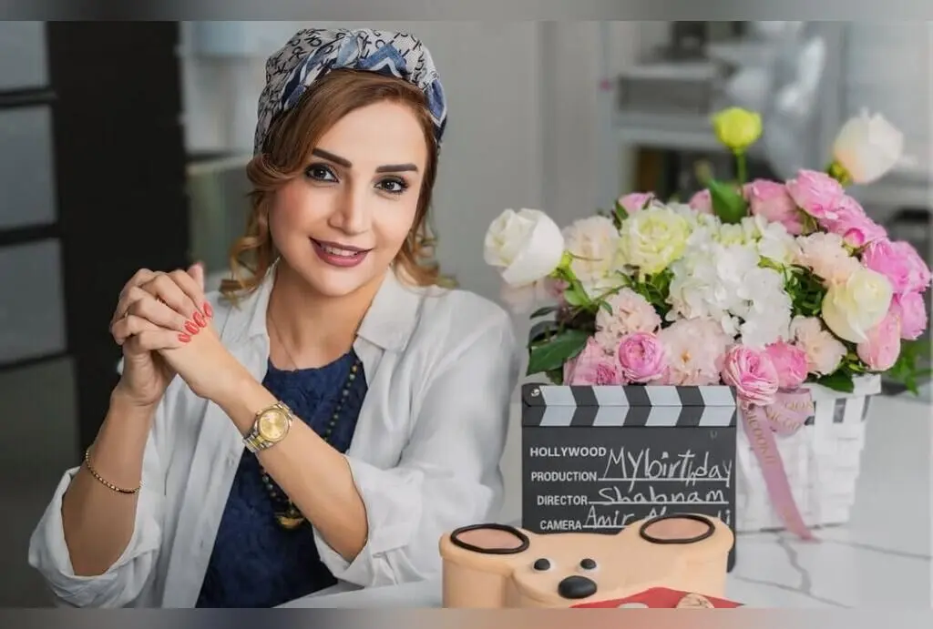 شبنم قلی‌خانی در دبی با دکوراسیون کریسمس و تلفن قدیمی، لحظاتی متفاوت را تجربه می‌کند