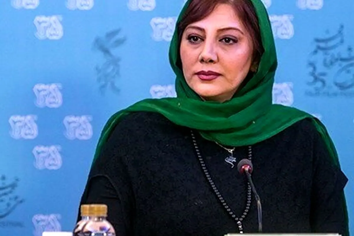 عکس خواهر رضا داوودنژاد با لاک قرمز و مانتو آبی در مراسم وداع و مراسم ختم؛ زهرا داوودنژاد در سوگ برادرش در پوششی متفاوت