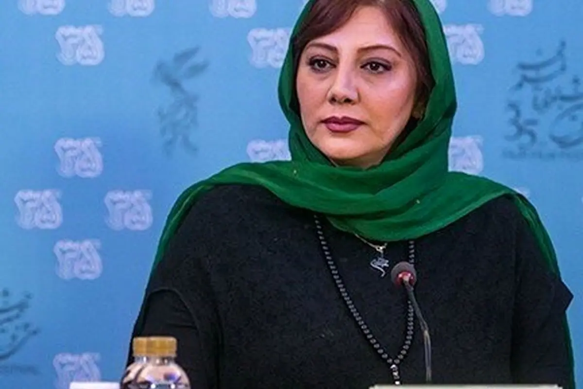 عکس خواهر رضا داوودنژاد با لاک قرمز و مانتو آبی در مراسم وداع و مراسم ختم؛ زهرا داوودنژاد در سوگ برادرش در پوششی متفاوت