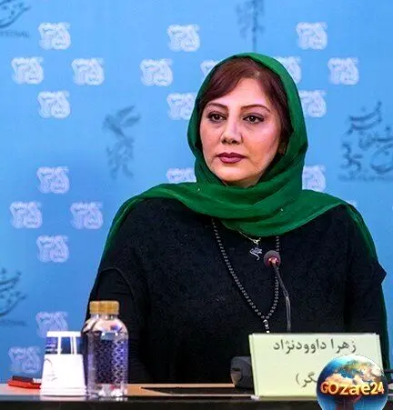 عکس خواهر رضا داوودنژاد با لاک قرمز و مانتو آبی در مراسم وداع و مراسم ختم؛ زهرا داوودنژاد در سوگ برادرش در پوششی متفاوت