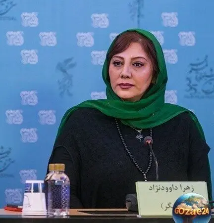 عکس خواهر رضا داوودنژاد با لاک قرمز و مانتو آبی در مراسم وداع و مراسم ختم؛ زهرا داوودنژاد در سوگ برادرش در پوششی متفاوت