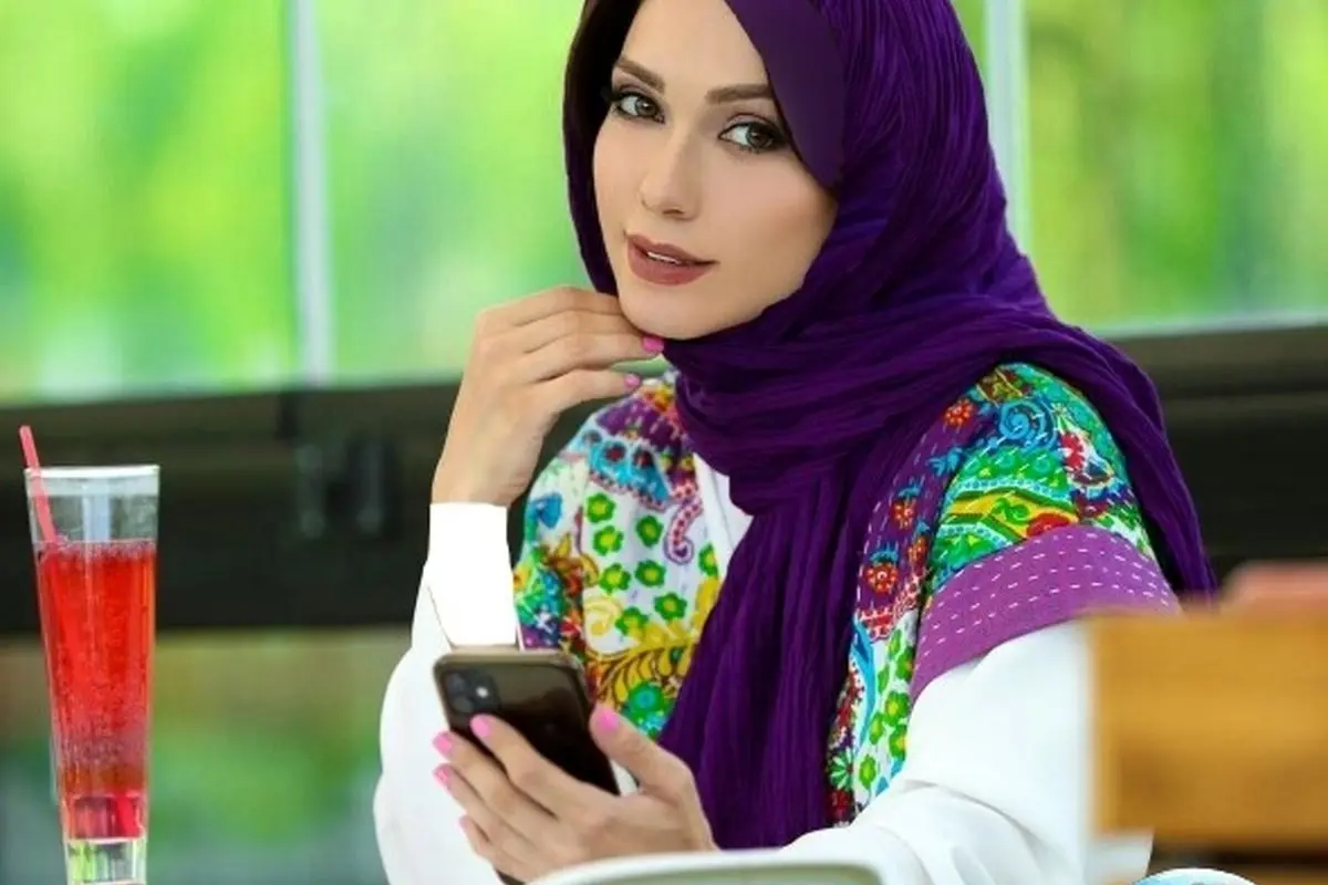 تصویر شهرزاد کمالزاده با لباس سنتی ایرانی در حیاط تاریخی، نمادی از زیبایی و اصالت فرهنگی