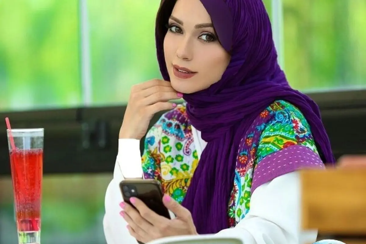 تصویر شهرزاد کمال‌زاده با لباس سنتی ایرانی در حیاط تاریخی، نمادی از زیبایی و اصالت فرهنگی