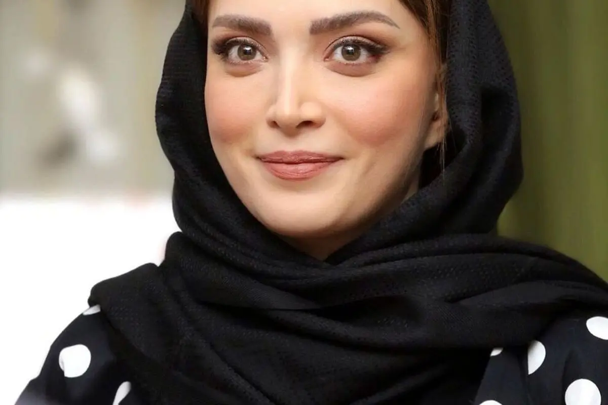 تصاویر لوکس و دلباز از حیاط خانه بهنوش طباطبایی نژاد با گلدانها و چهارپایههای قدیمی + درخت بزرگ و کهن