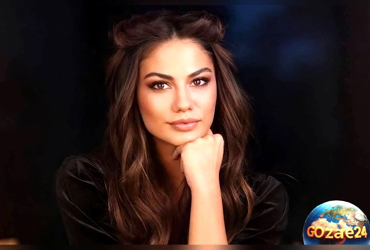 دمت اوزدمیر، بازیگر محبوب ترکیه با استایل بی‌نظیر و اکسسوری‌های برند، صنعت مد ترکیه را متحول کرد!