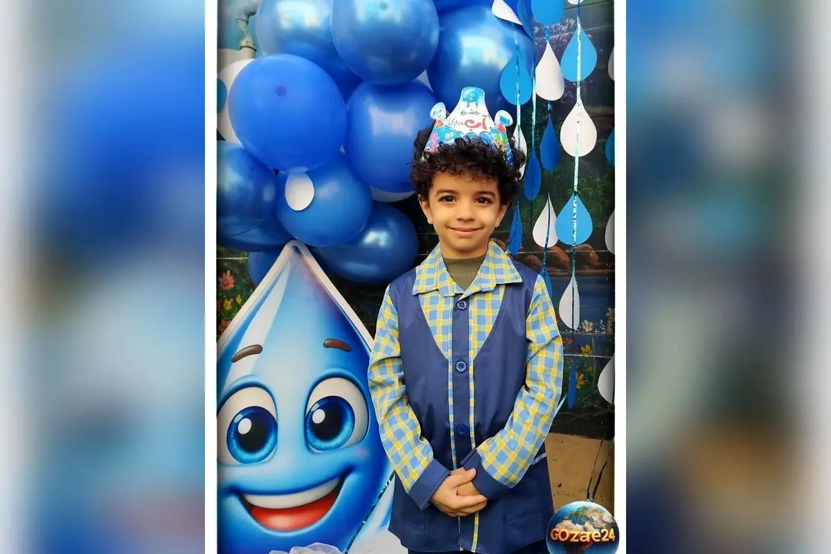 نگاهی به جشن آب پر زرق و برق مهدیار کلایی پسر محسن تنابنده در مدرسه ابتدایی با تم آبی، کیک فوندانت و ریسه‌های قطرات آب