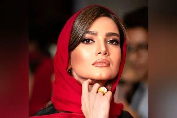 متین ستوده با استایل ایرانی و فرش دست‌بافت، جایگزین روسری شد!