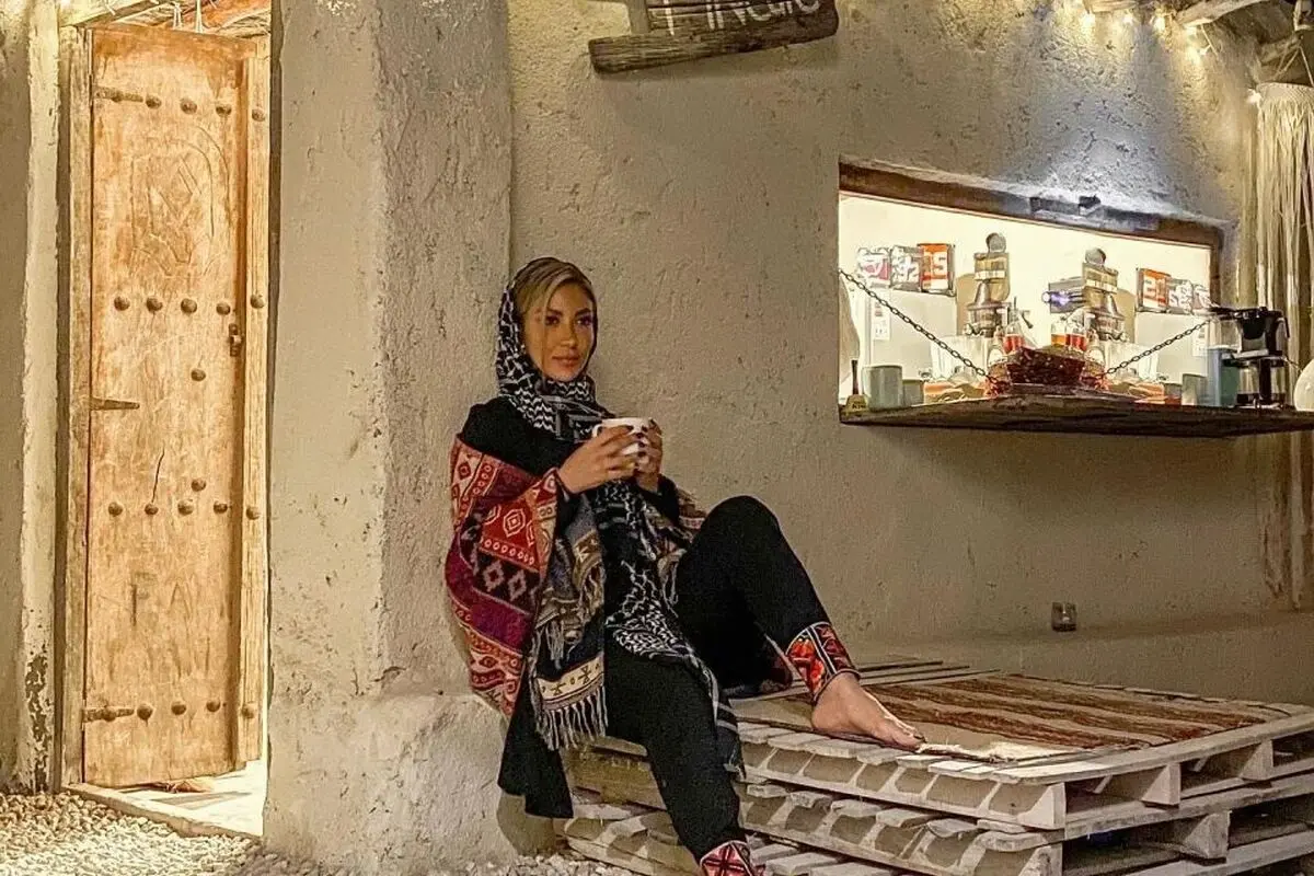 تصویر جدید مینا مختاری همسر بهرام رادان در حیاط سنتی زیر درخت انجیر؛ چهره غمگین و ناراحت او در کنار عکس منتشر شده