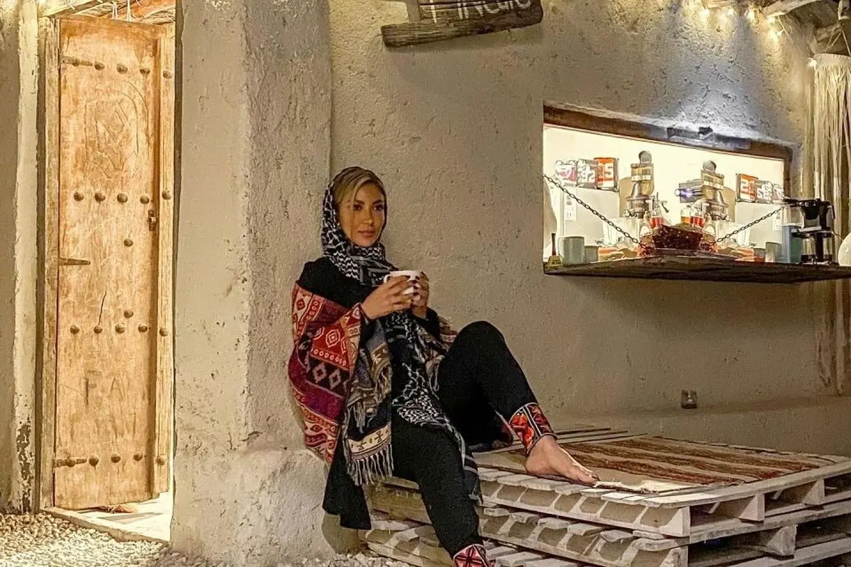تصویر جدید مینا مختاری همسر بهرام رادان در حیاط سنتی زیر درخت انجیر؛ چهره غمگین و ناراحت او در کنار عکس منتشر شده