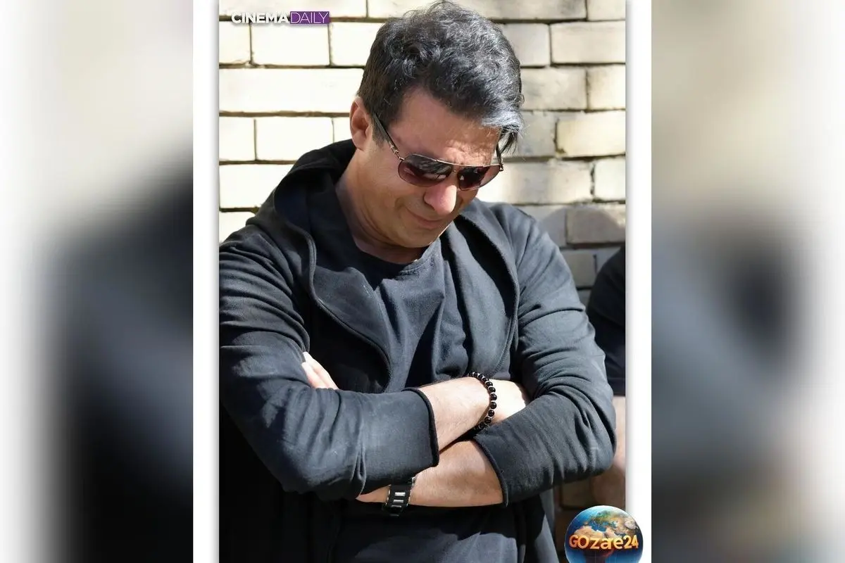 تصاویر غم‌انگیز وداع با رضا داوودنژاد؛ لحظه‌های تلخ یوسف تیموری در آغوش پدر رفیق فقیدش